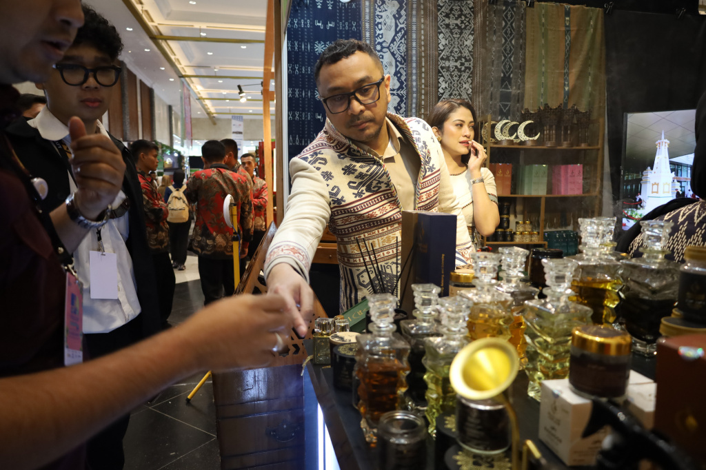 Menteri Ekonomi Kreatif Teuku Riefky Harsya resmi membuka Pameran Inacraft 2026 di JCC (Ashar/SinPo.id)