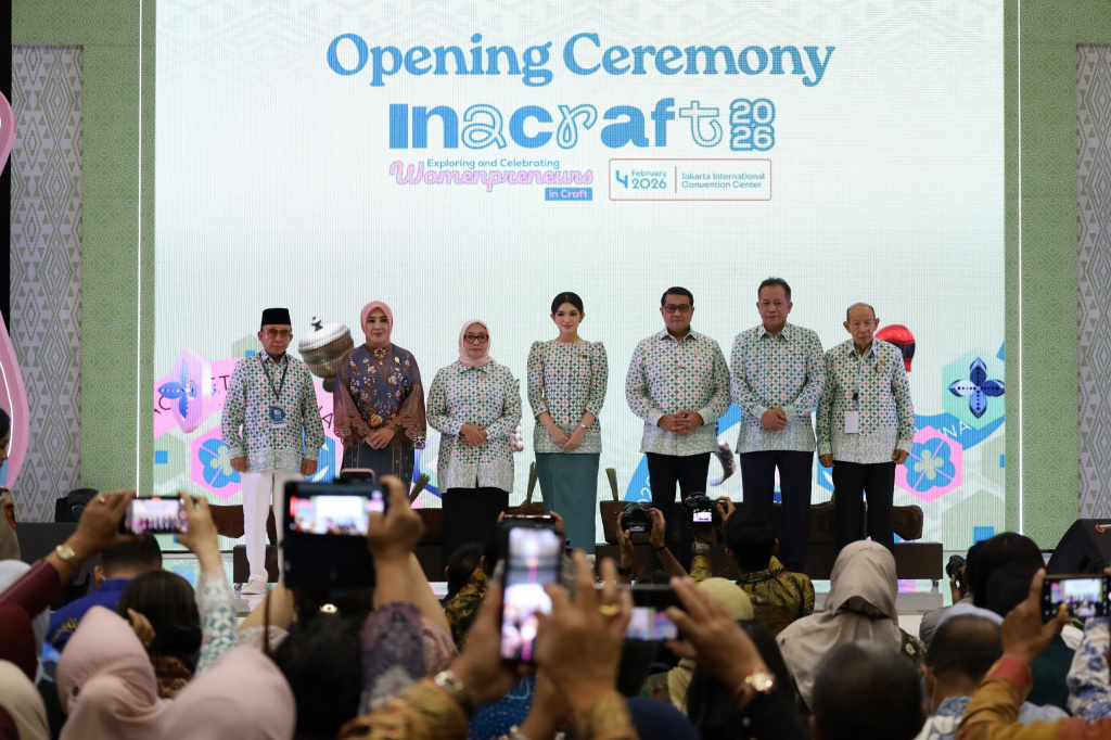 Menteri Ekonomi Kreatif Teuku Riefky Harsya resmi membuka Pameran Inacraft 2026 di JCC (Ashar/SinPo.id)