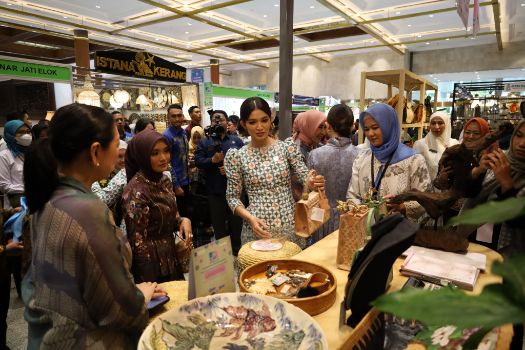 Menteri Ekonomi Kreatif Teuku Riefky Harsya resmi membuka Pameran Inacraft 2026 di JCC (Ashar/SinPo.id)