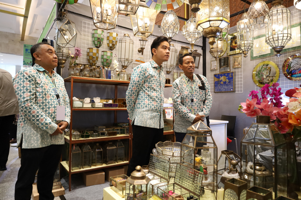 Menteri Ekonomi Kreatif Teuku Riefky Harsya resmi membuka Pameran Inacraft 2026 di JCC (Ashar/SinPo.id)