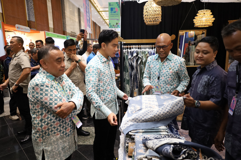 Menteri Ekonomi Kreatif Teuku Riefky Harsya resmi membuka Pameran Inacraft 2026 di JCC (Ashar/SinPo.id)