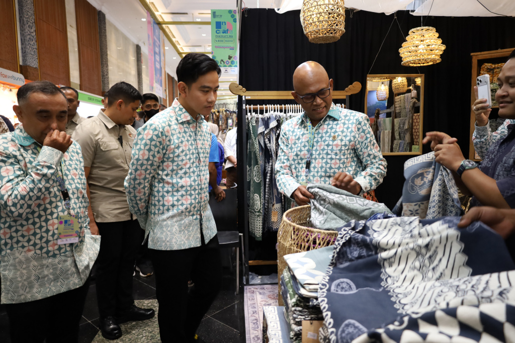 Menteri Ekonomi Kreatif Teuku Riefky Harsya resmi membuka Pameran Inacraft 2026 di JCC (Ashar/SinPo.id)