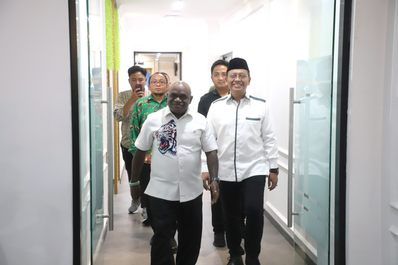 Menteri HAM Natalius Pigai bersilaturahmi dengan Ketua Umum PBNU Yahya Cholil Staquf membahas kolaborasi edukasi HAM di pesantren (Ashar/SinPo.id)