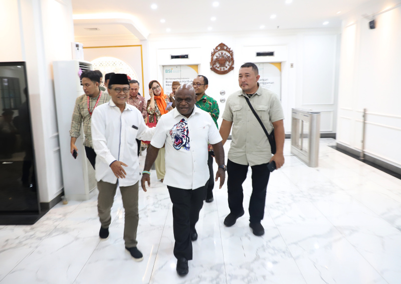 Menteri HAM Natalius Pigai bersilaturahmi dengan Ketua Umum PBNU Yahya Cholil Staquf membahas kolaborasi edukasi HAM di pesantren (Ashar/SinPo.id)