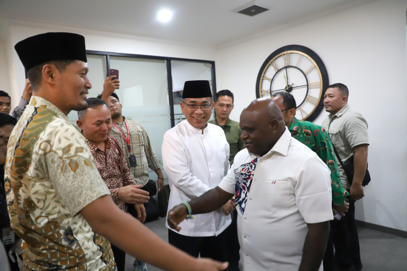 Menteri HAM Natalius Pigai bersilaturahmi dengan Ketua Umum PBNU Yahya Cholil Staquf membahas kolaborasi edukasi HAM di pesantren (Ashar/SinPo.id)