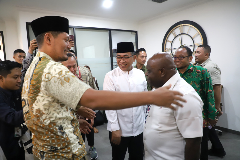 Menteri HAM Natalius Pigai bersilaturahmi dengan Ketua Umum PBNU Yahya Cholil Staquf membahas kolaborasi edukasi HAM di pesantren (Ashar/SinPo.id)