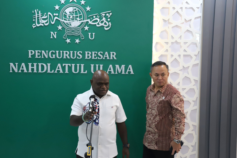 Menteri HAM Natalius Pigai bersilaturahmi dengan Ketua Umum PBNU Yahya Cholil Staquf membahas kolaborasi edukasi HAM di pesantren (Ashar/SinPo.id)