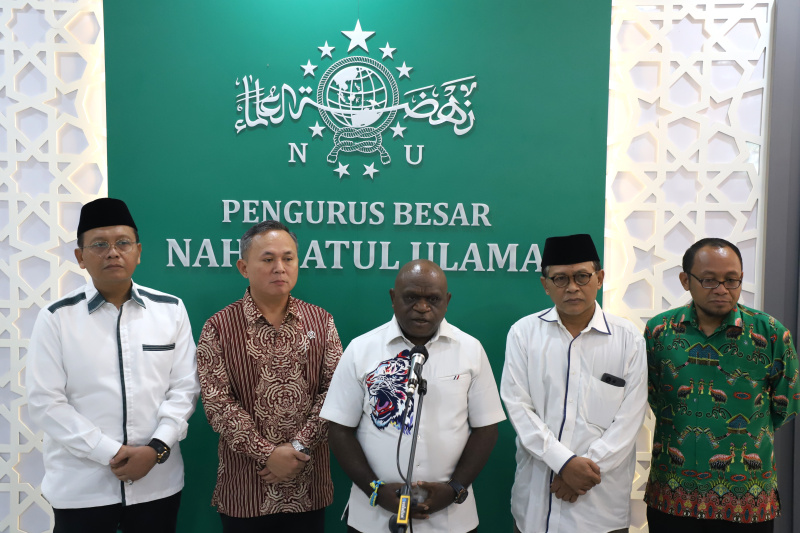 Menteri HAM Natalius Pigai bersilaturahmi dengan Ketua Umum PBNU Yahya Cholil Staquf membahas kolaborasi edukasi HAM di pesantren (Ashar/SinPo.id)