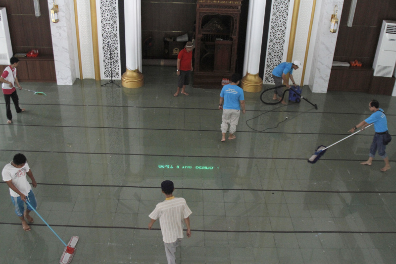 Hypermart Karawaci membagikan alat pembersih dan program bersih-bersih di Masjid Jami Al Muhajirin jelang bulan suci Ramadan (Ashar/SinPo.id)
