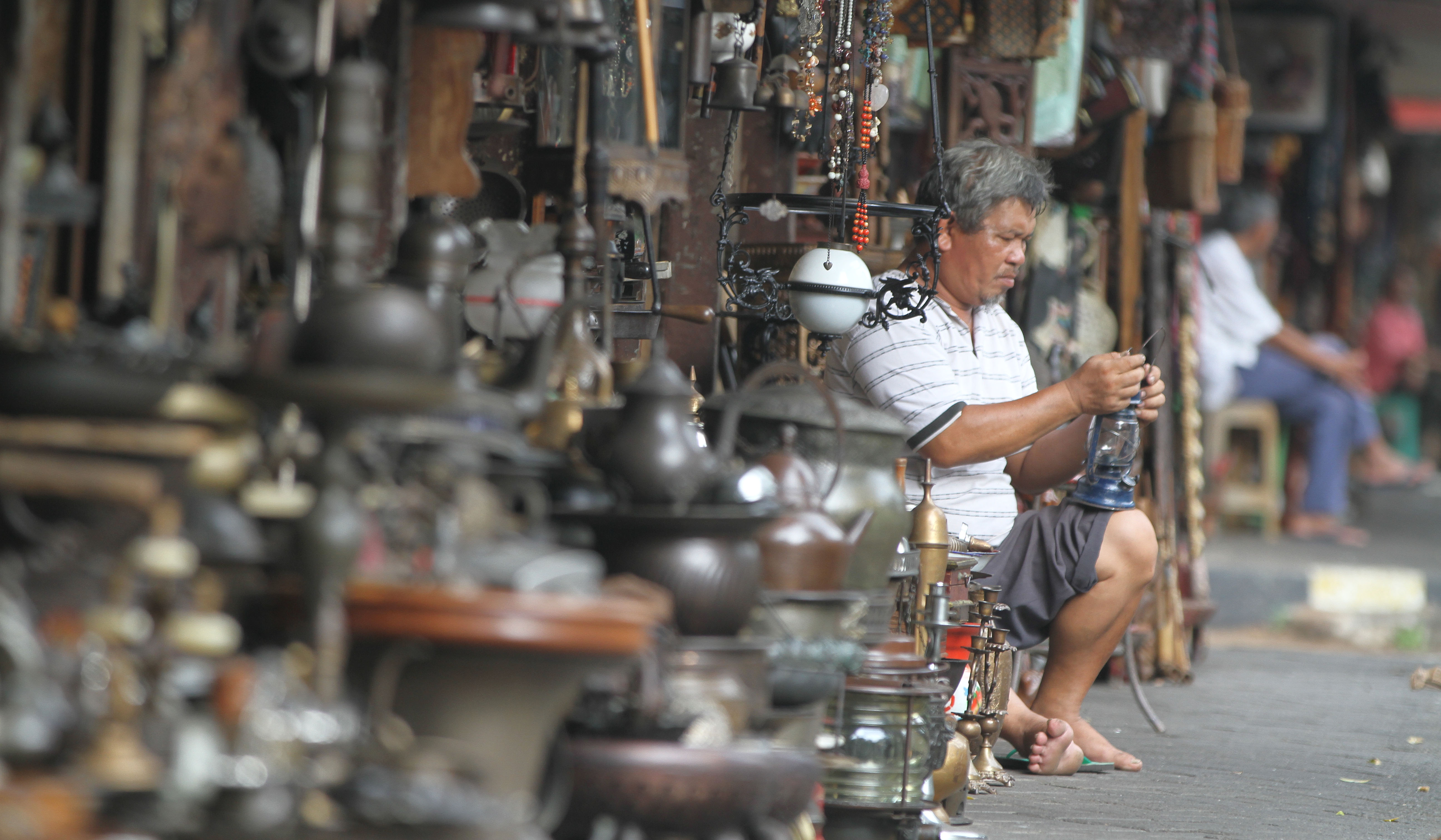 Penjualan barang antik Jalan Surabaya. (Agus Priatna/SinPo.id)