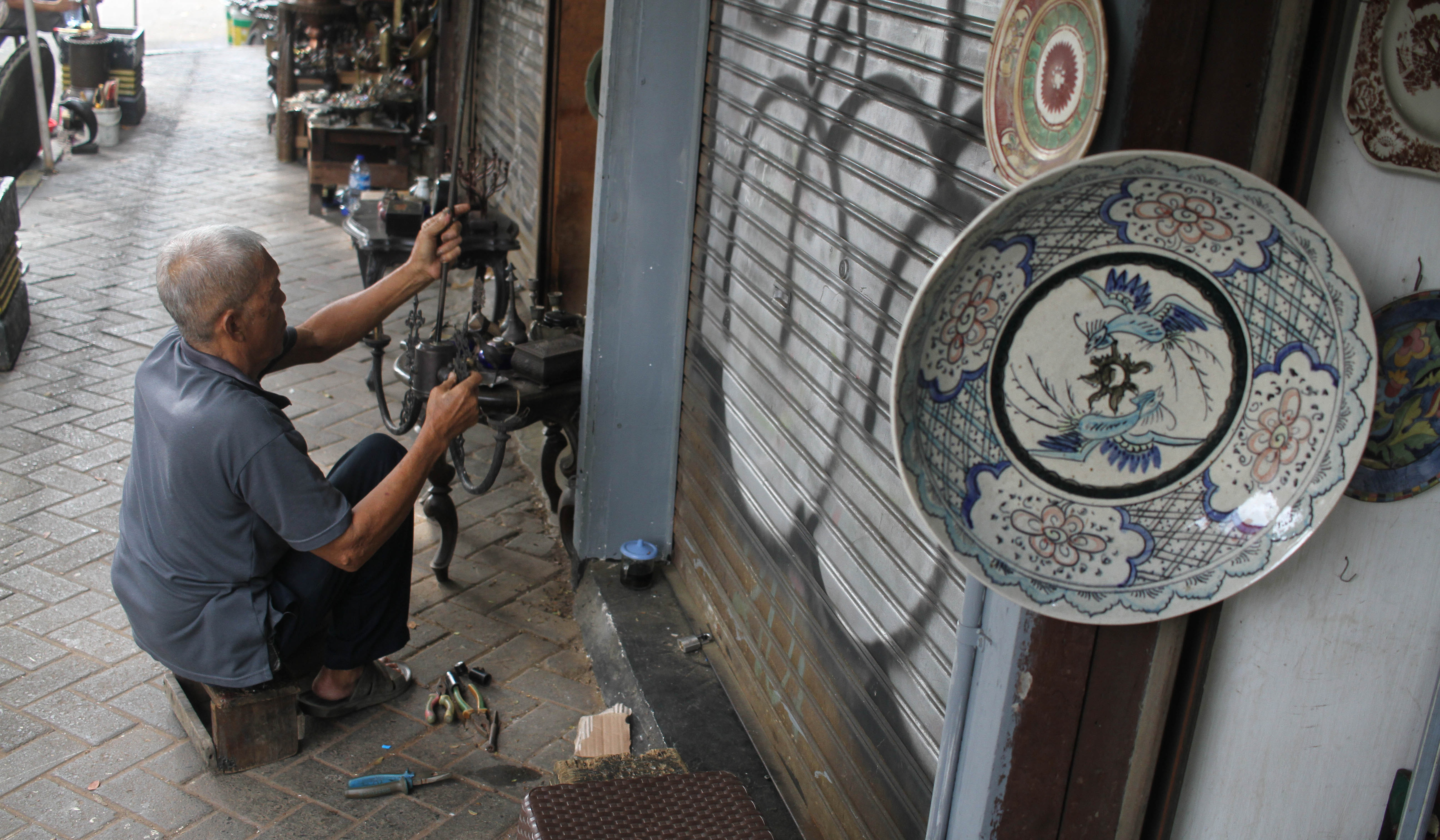 Penjualan barang antik Jalan Surabaya. (Agus Priatna/SinPo.id)