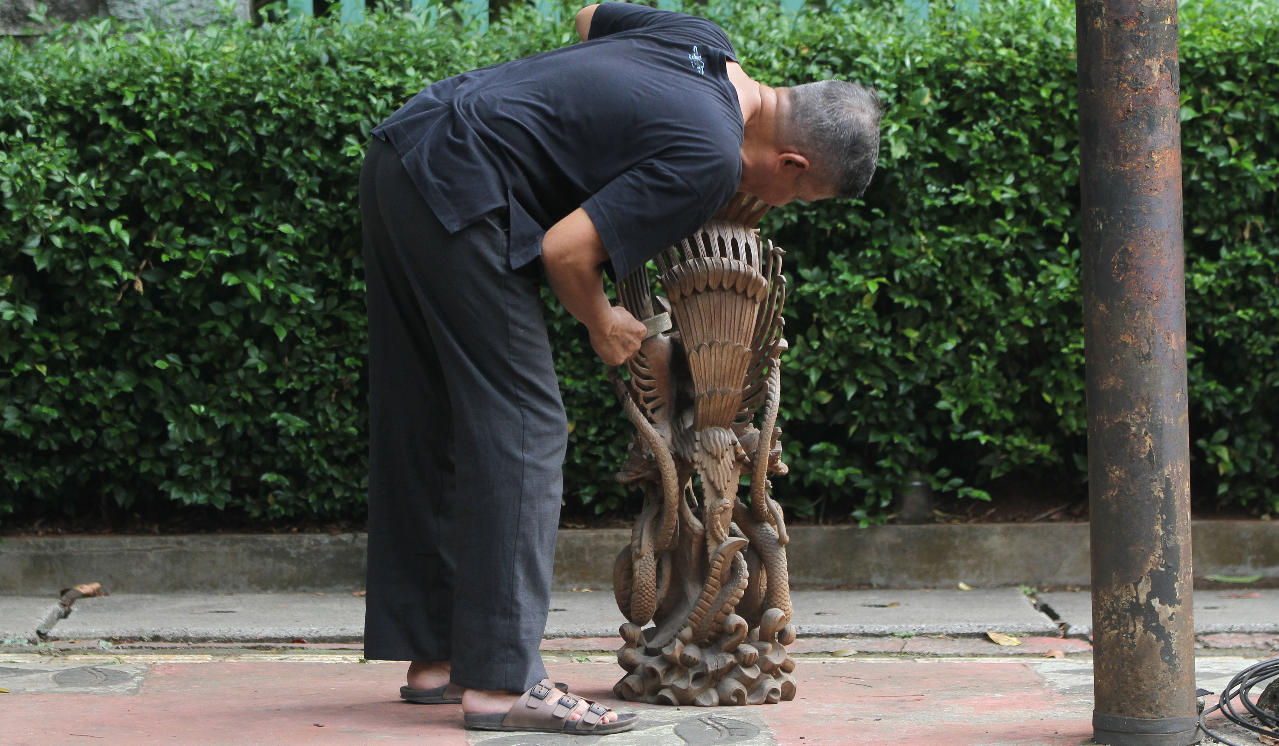 Penjualan barang antik Jalan Surabaya. (Agus Priatna/SinPo.id)
