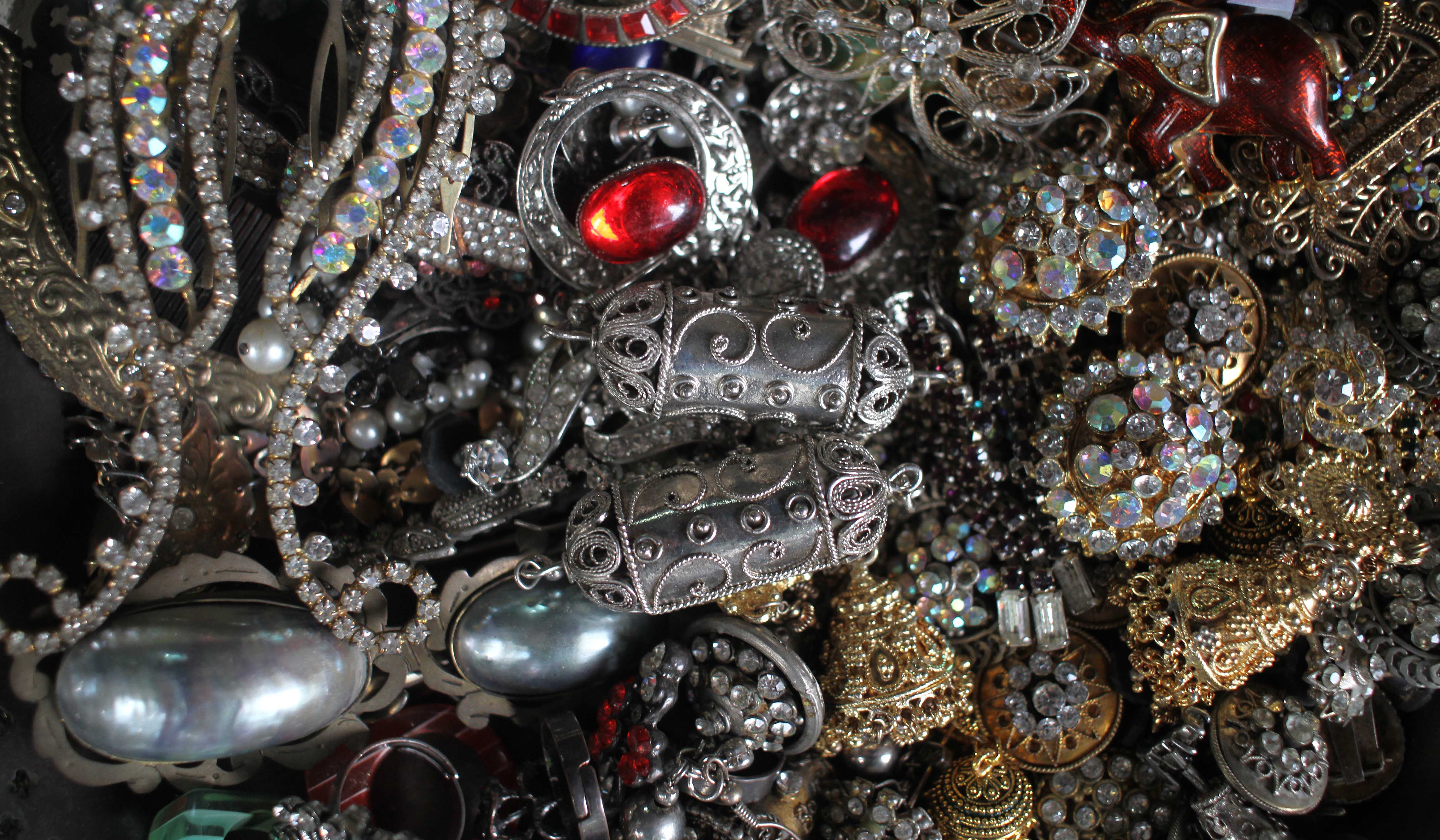 Penjualan barang antik Jalan Surabaya. (Agus Priatna/SinPo.id)