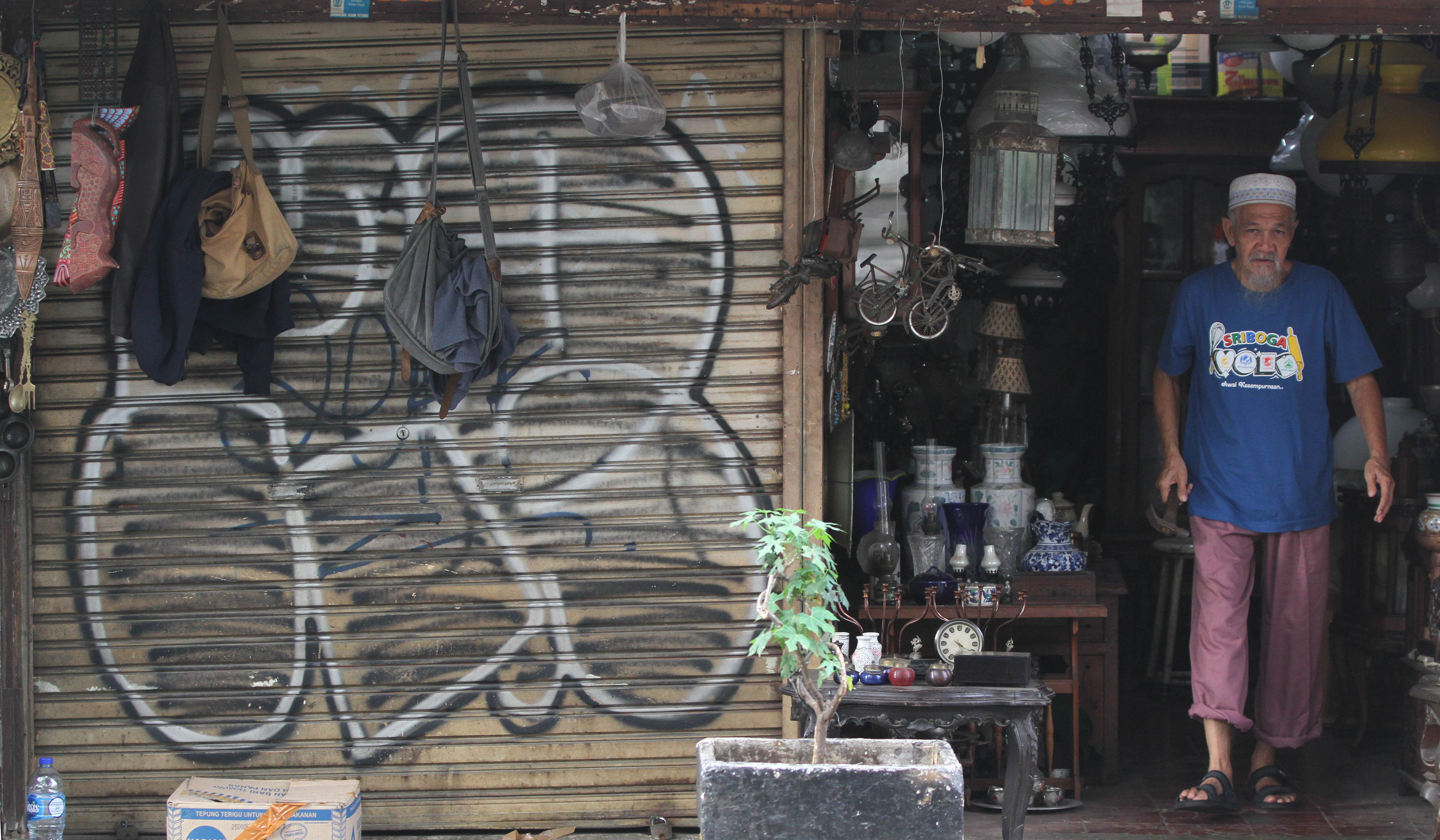 Penjualan barang antik Jalan Surabaya. (Agus Priatna/SinPo.id)