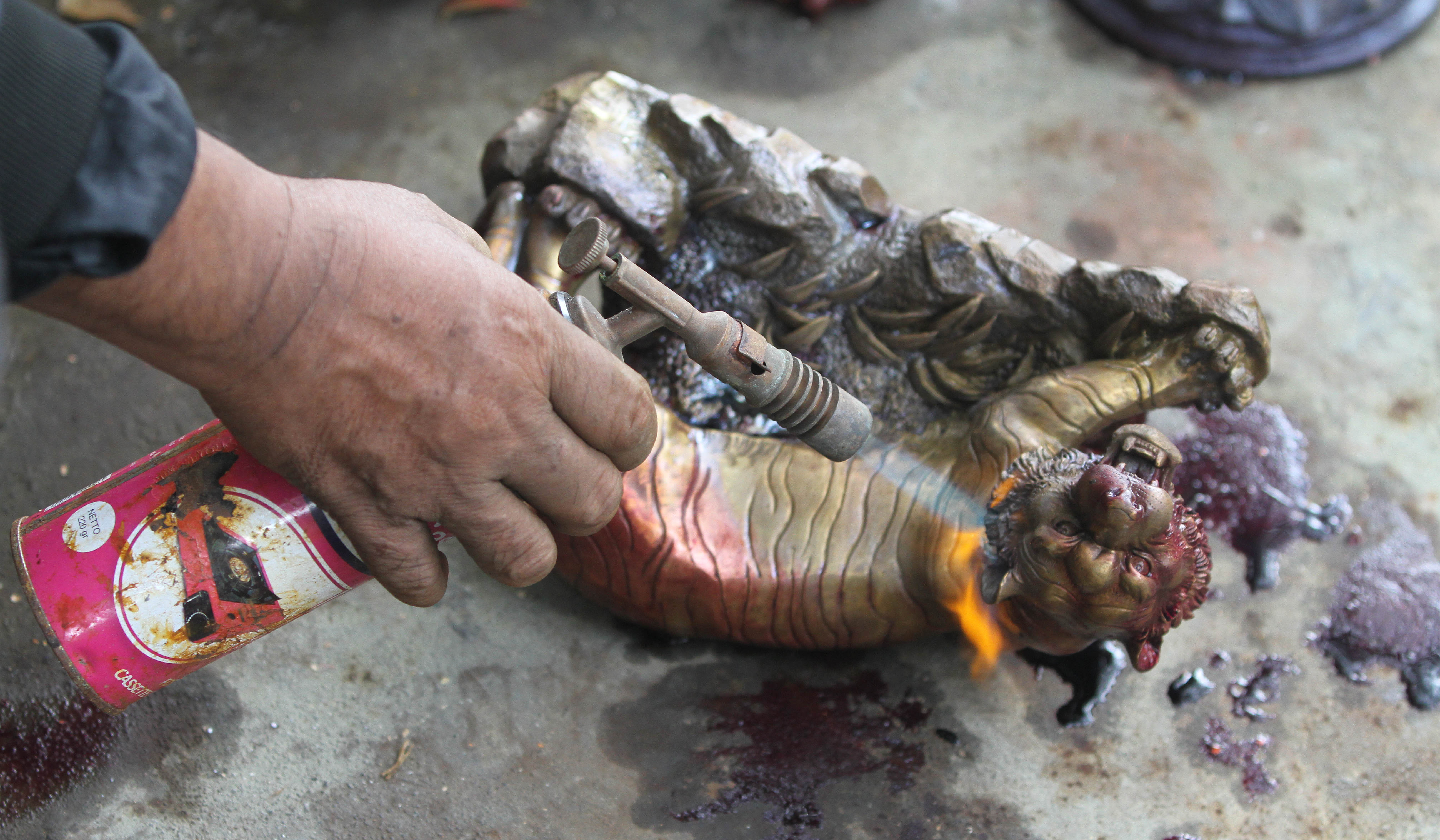 Penjualan barang antik Jalan Surabaya. (Agus Priatna/SinPo.id)