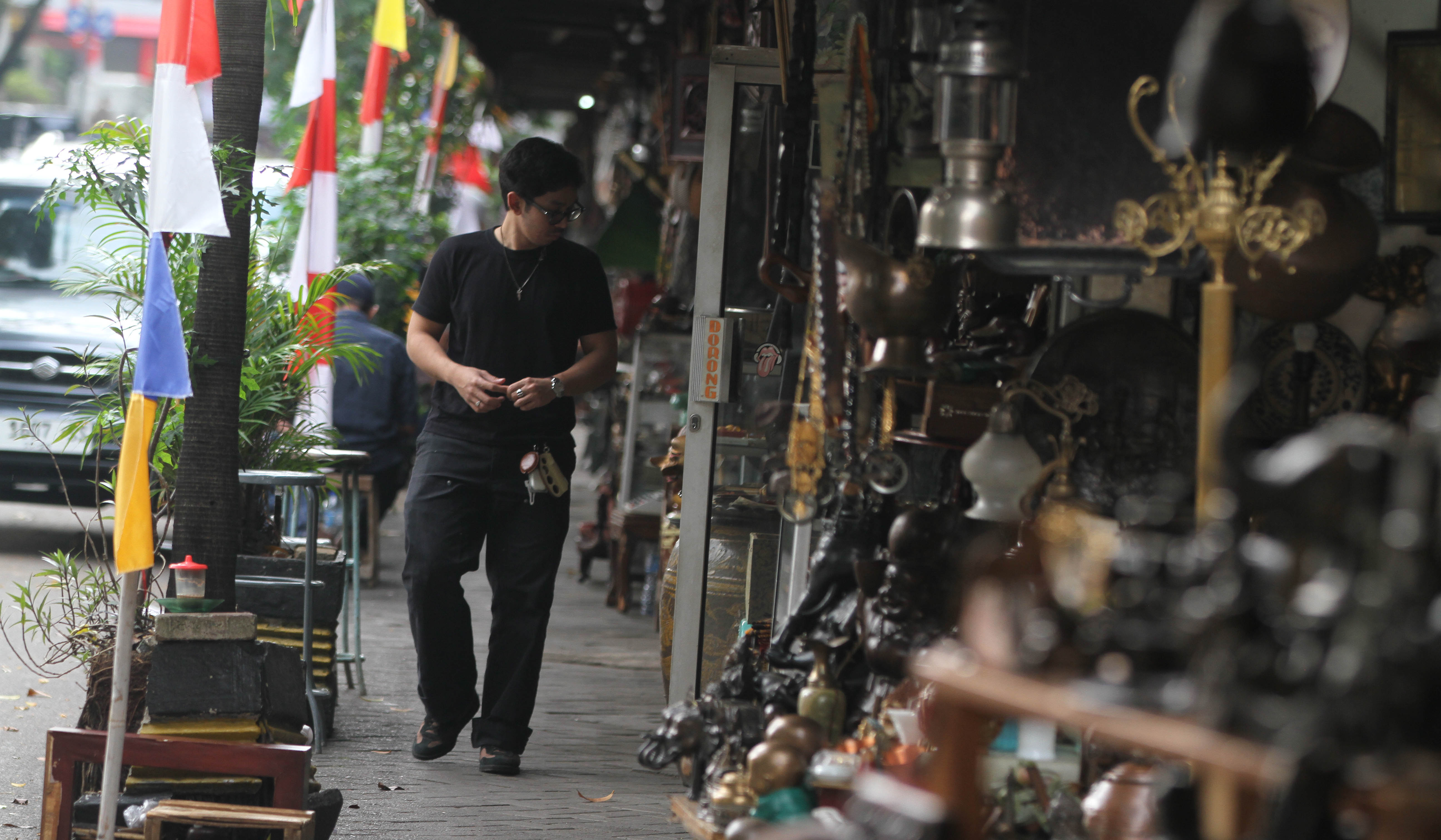 Penjualan barang antik Jalan Surabaya. (Agus Priatna/SinPo.id)