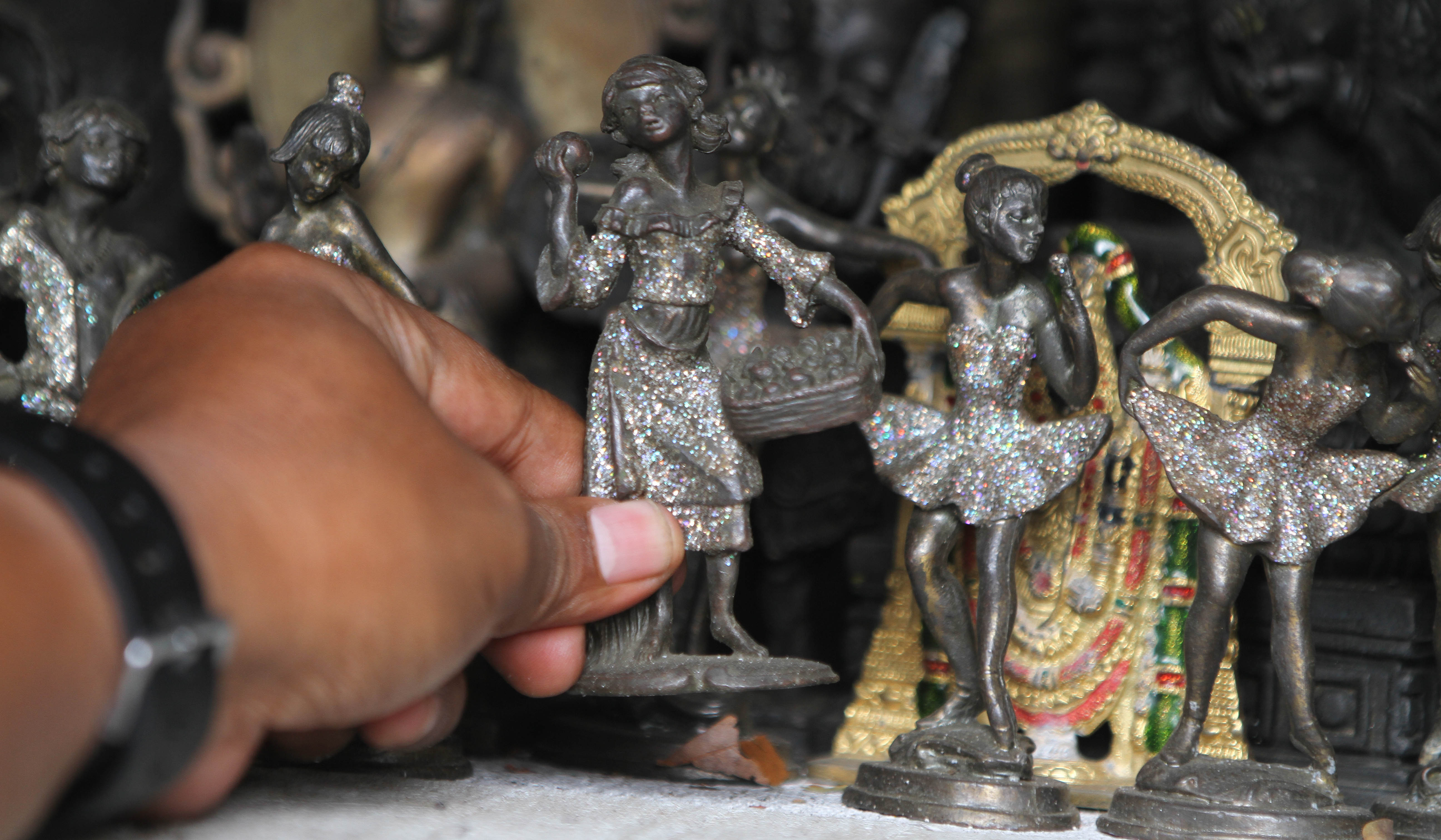 Penjualan barang antik Jalan Surabaya. (Agus Priatna/SinPo.id)