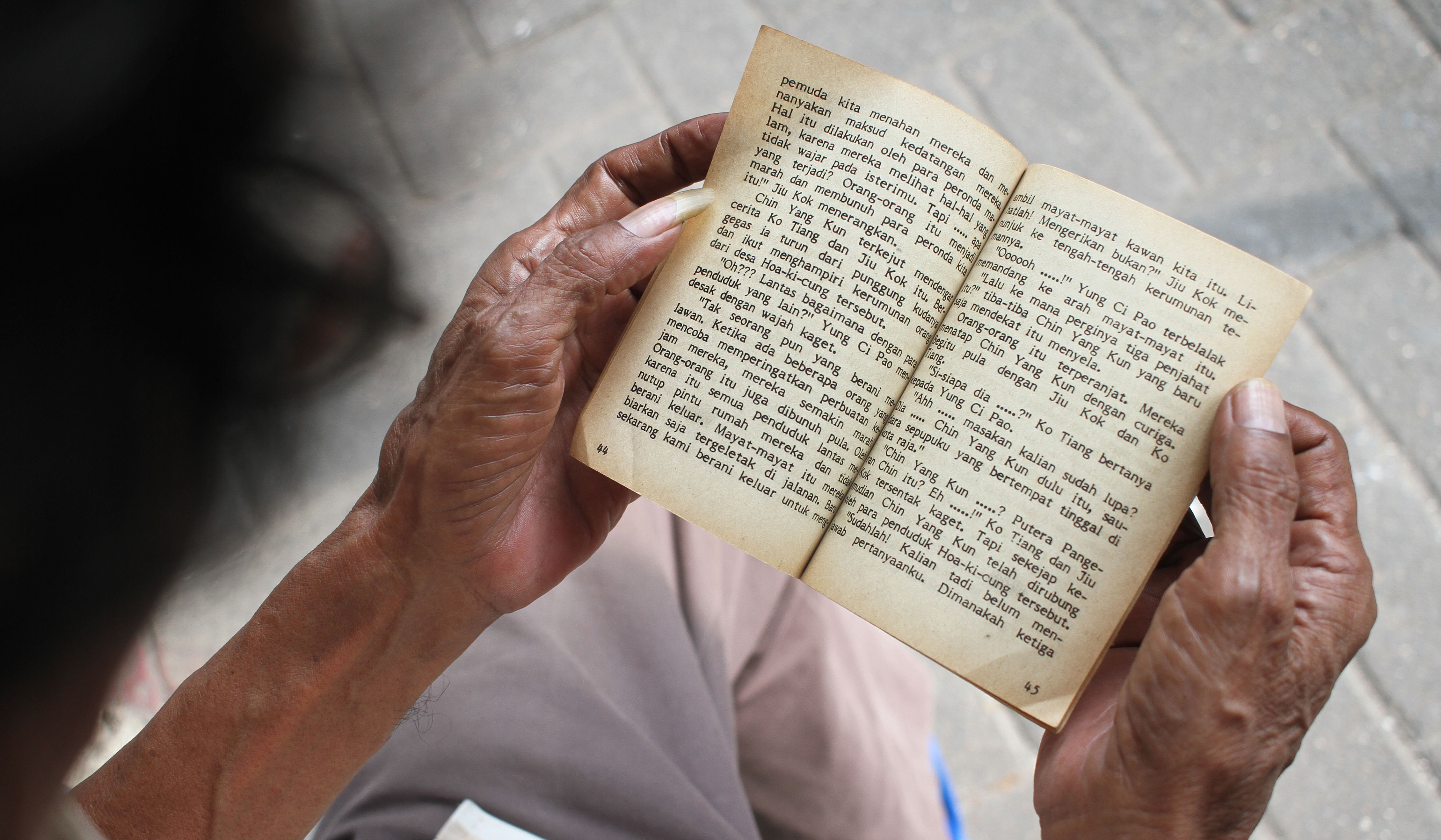 Penjualan barang antik Jalan Surabaya. (Agus Priatna/SinPo.id)