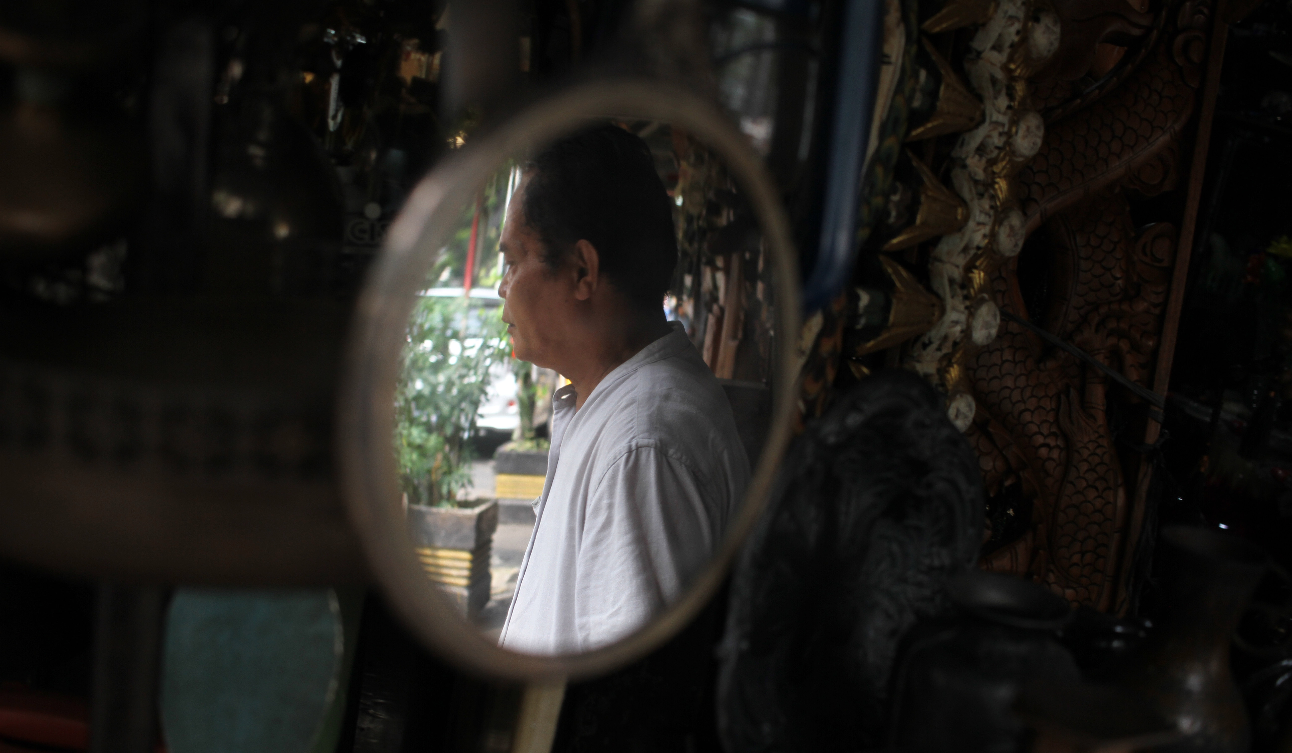 Penjualan barang antik Jalan Surabaya. (Agus Priatna/SinPo.id)