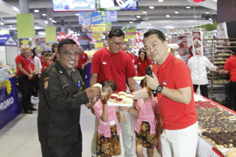 Hypermart Gelar Mini Donat Terpanjang 7,8 meter dalan rangka HUT Kemerdekaan RI ke-78 (Ashar/SinPo.id)