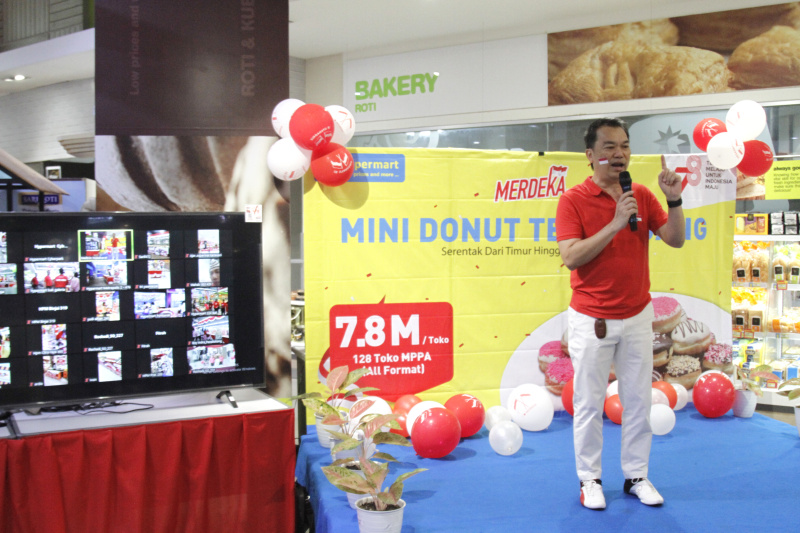 Hypermart Gelar Mini Donat Terpanjang 7,8 meter dalan rangka HUT Kemerdekaan RI ke-78 (Ashar/SinPo.id)