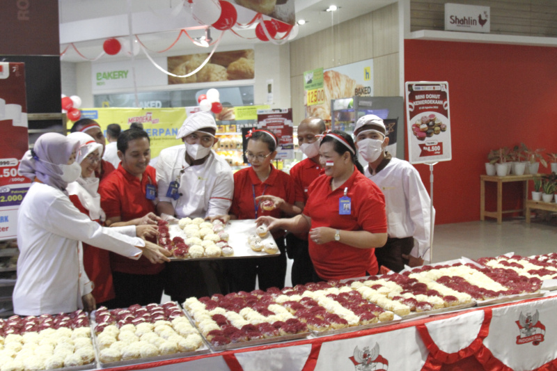 Hypermart Gelar Mini Donat Terpanjang 7,8 meter dalan rangka HUT Kemerdekaan RI ke-78 (Ashar/SinPo.id)