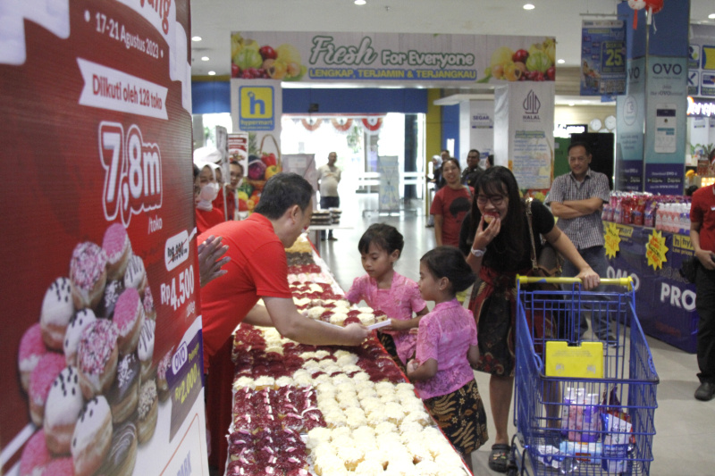 Hypermart Gelar Mini Donat Terpanjang 7,8 meter dalan rangka HUT Kemerdekaan RI ke-78 (Ashar/SinPo.id)