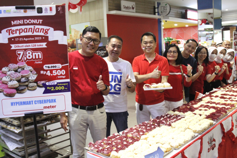 Hypermart Gelar Mini Donat Terpanjang 7,8 meter dalan rangka HUT Kemerdekaan RI ke-78 (Ashar/SinPo.id)