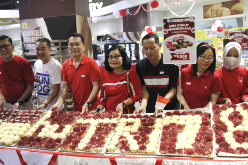 Hypermart Gelar Mini Donat Terpanjang 7,8 meter dalan rangka HUT Kemerdekaan RI ke-78 (Ashar/SinPo.id)