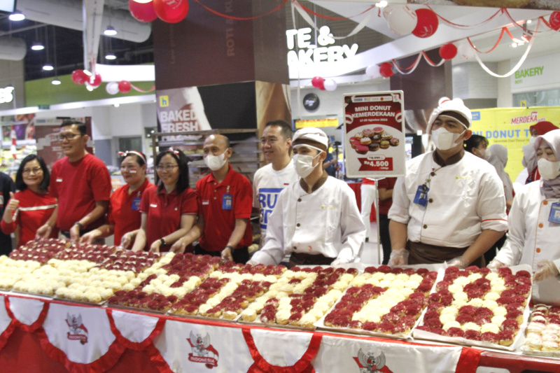 Hypermart Gelar Mini Donat Terpanjang 7,8 meter dalan rangka HUT Kemerdekaan RI ke-78 (Ashar/SinPo.id)