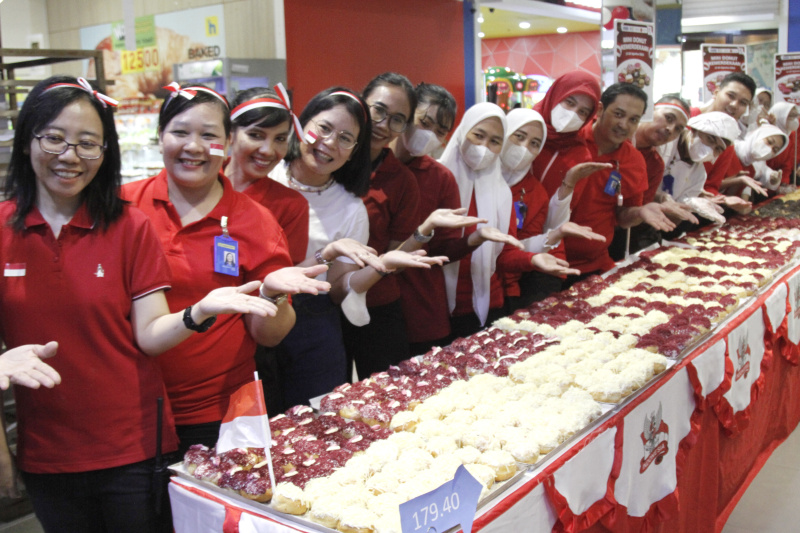 Hypermart Gelar Mini Donat Terpanjang 7,8 meter dalan rangka HUT Kemerdekaan RI ke-78 (Ashar/SinPo.id)