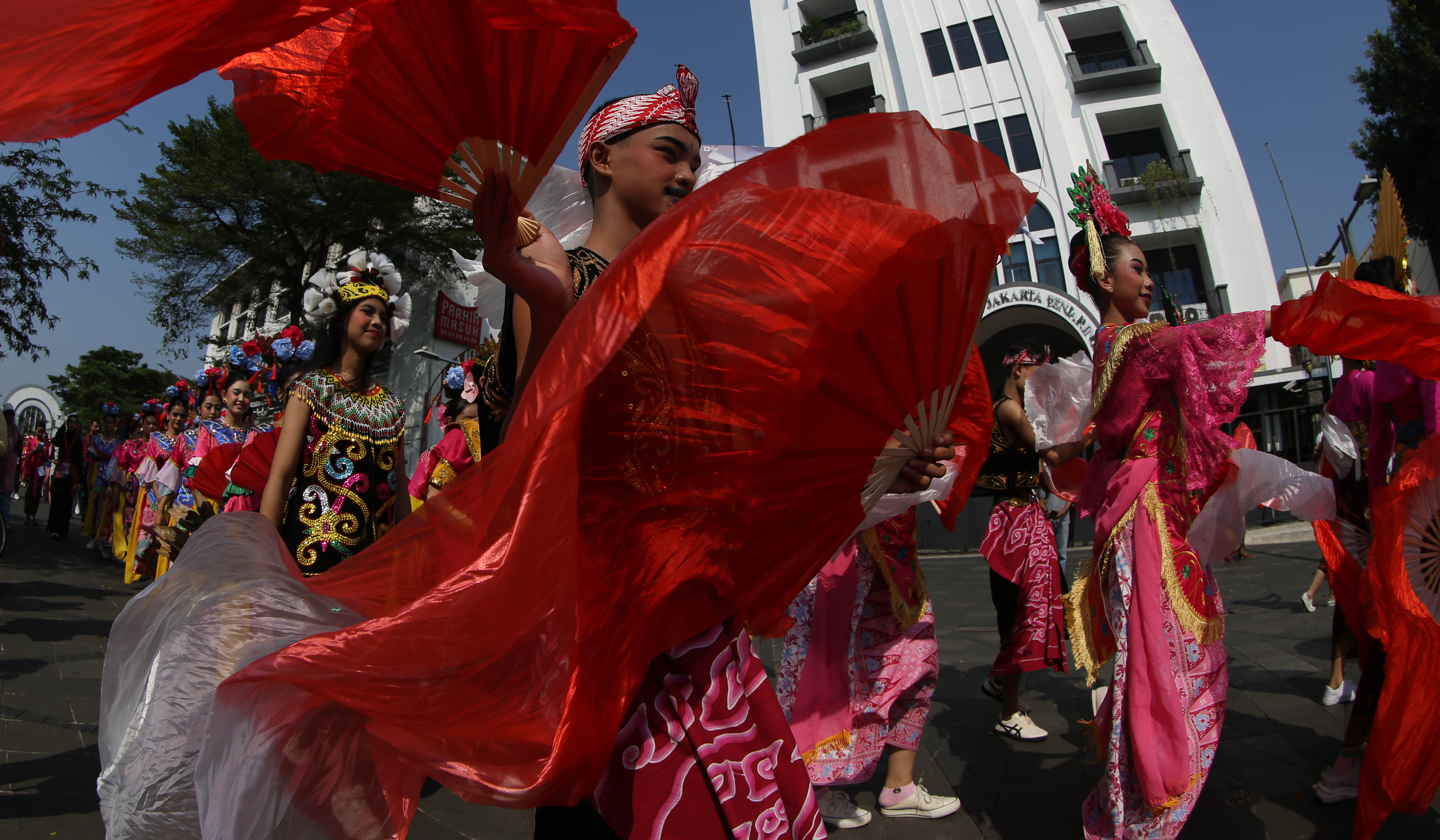 Parade budaya rangkaian HUT ke-499 Kota Jakarta. (Agus Priatna/SinPo.id)
