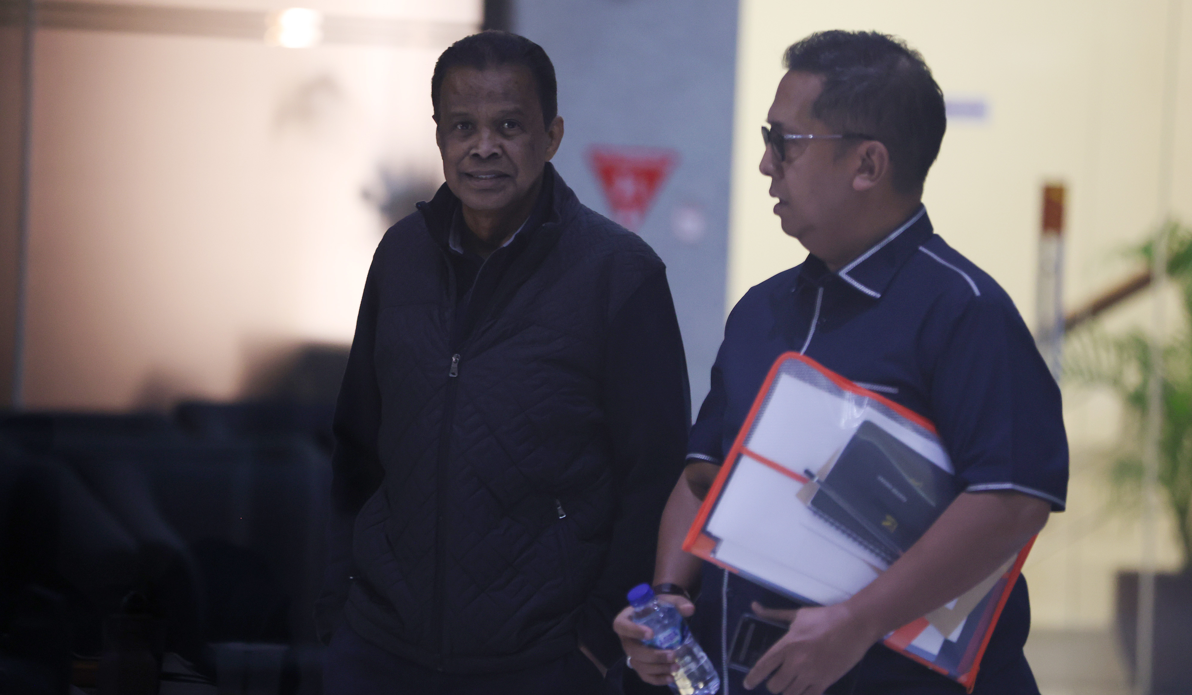 Mertua eks Menpora Dito Ariotedjo, usai diperiksa KPK. (Agus Priatna/SinPo.id)