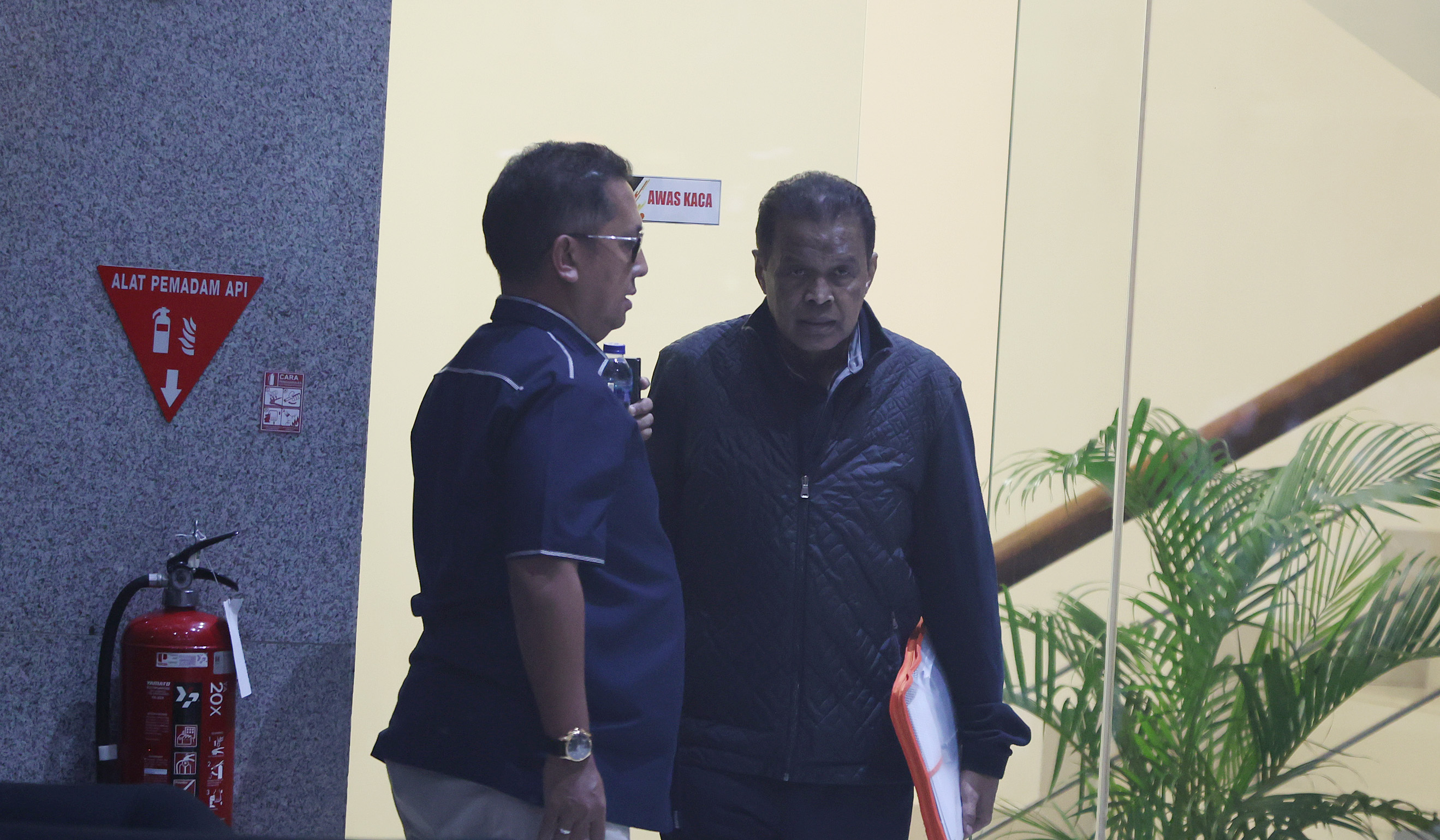 Mertua eks Menpora Dito Ariotedjo, usai diperiksa KPK. (Agus Priatna/SinPo.id)