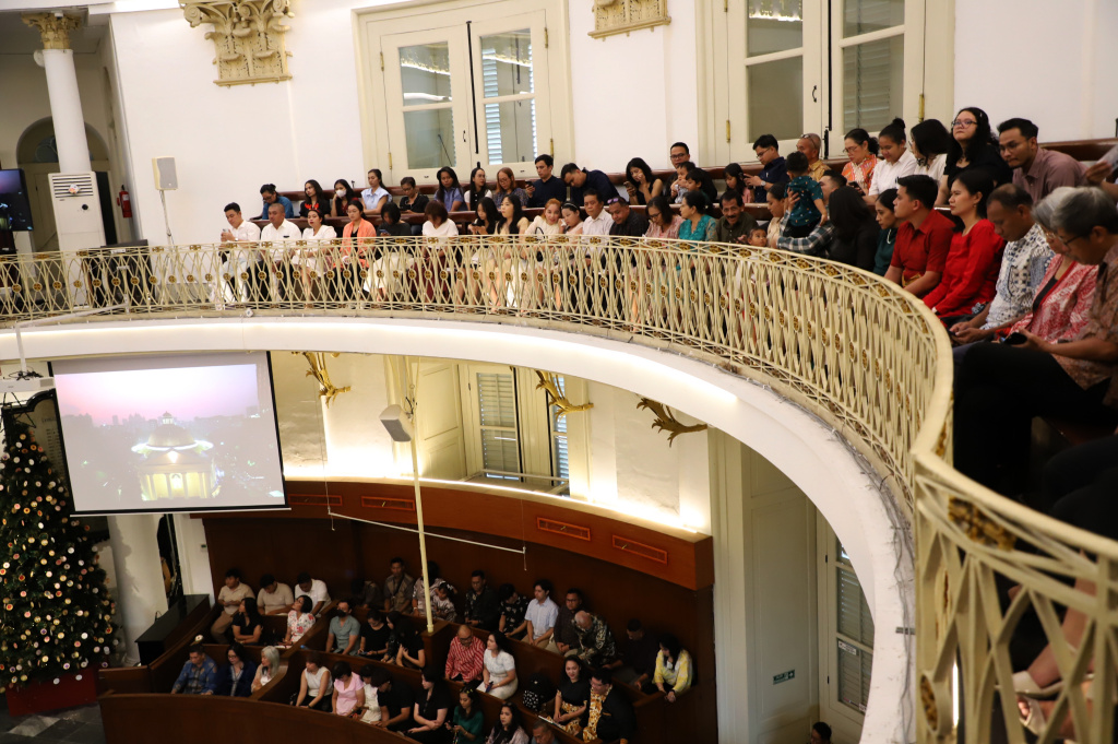 Jemaat GPIB Immanuel sedang melaksanakan Ibadah Misa Malam Natal dengan aman dan kondusif (Ashar/SinPo.id)