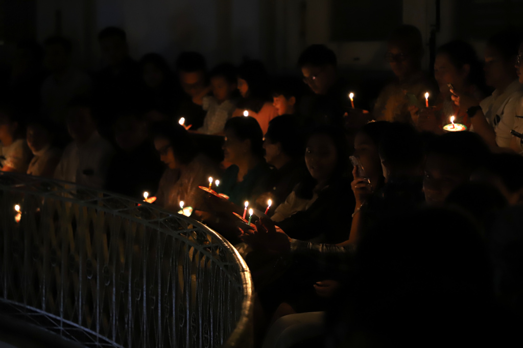 Jemaat GPIB Immanuel sedang melaksanakan Ibadah Misa Malam Natal dengan aman dan kondusif (Ashar/SinPo.id)