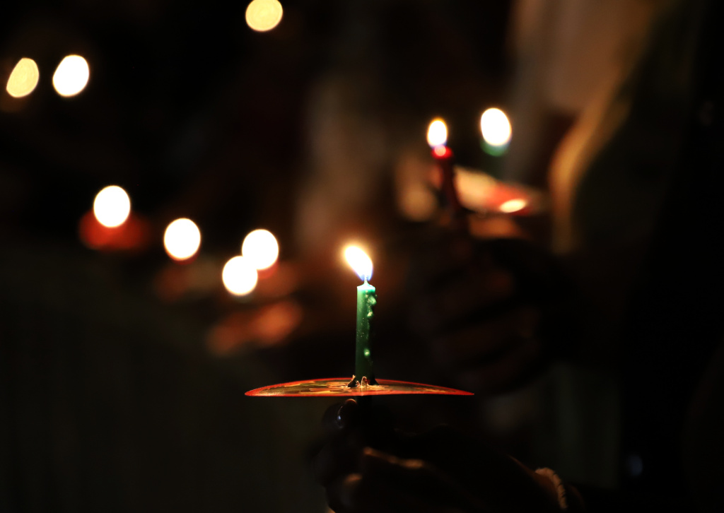 Jemaat GPIB Immanuel sedang melaksanakan Ibadah Misa Malam Natal dengan aman dan kondusif (Ashar/SinPo.id)