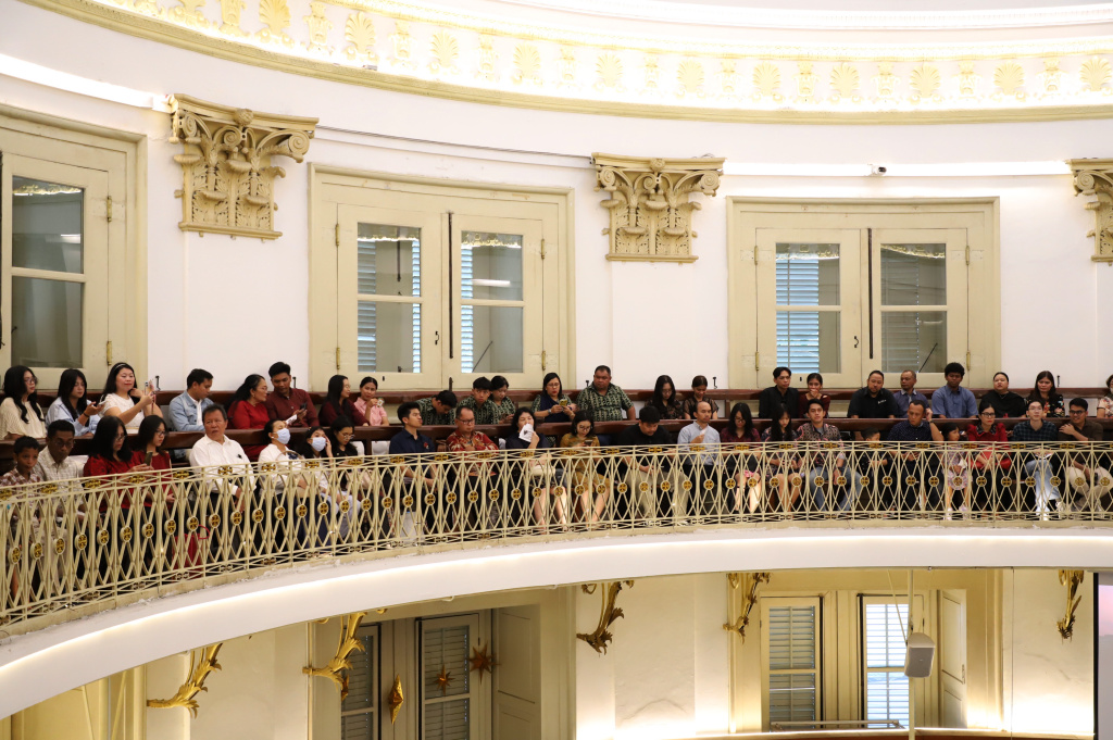 Jemaat GPIB Immanuel sedang melaksanakan Ibadah Misa Malam Natal dengan aman dan kondusif (Ashar/SinPo.id)