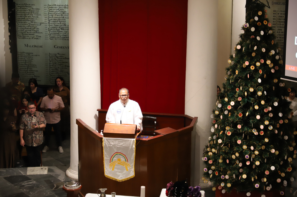 Jemaat GPIB Immanuel sedang melaksanakan Ibadah Misa Malam Natal dengan aman dan kondusif (Ashar/SinPo.id)