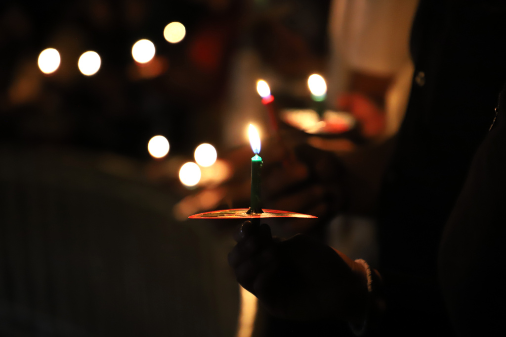 Jemaat GPIB Immanuel sedang melaksanakan Ibadah Misa Malam Natal dengan aman dan kondusif (Ashar/SinPo.id)