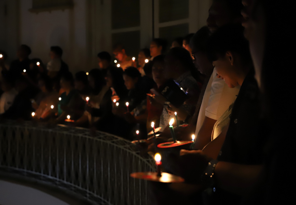 Jemaat GPIB Immanuel sedang melaksanakan Ibadah Misa Malam Natal dengan aman dan kondusif (Ashar/SinPo.id)