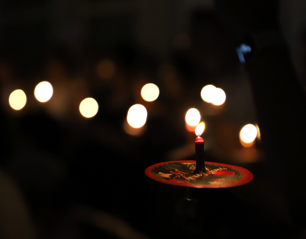 Jemaat GPIB Immanuel sedang melaksanakan Ibadah Misa Malam Natal dengan aman dan kondusif (Ashar/SinPo.id)