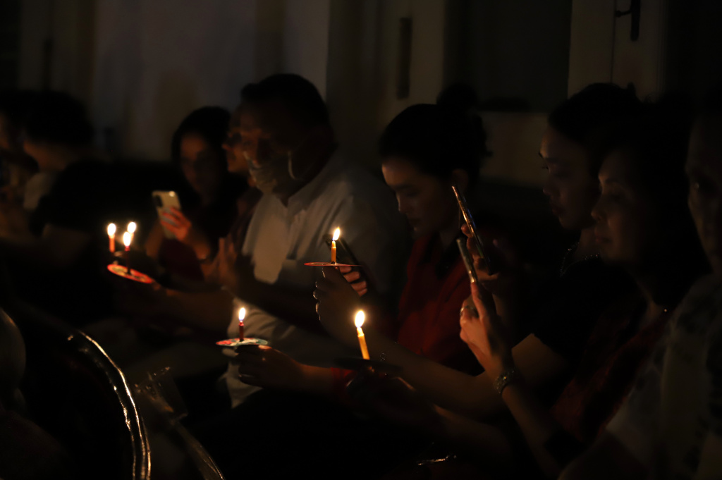 Jemaat GPIB Immanuel sedang melaksanakan Ibadah Misa Malam Natal dengan aman dan kondusif (Ashar/SinPo.id)