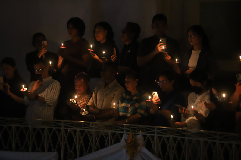 Jemaat GPIB Immanuel sedang melaksanakan ibadah Misa malam Natal dengan khusyuk dan berdoa semoga mendapat berkat di Natal 2024 (Ashar/SinPo.id)