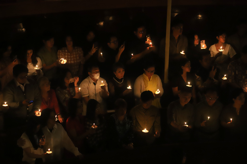 Jemaat GPIB Immanuel sedang melaksanakan ibadah Misa malam Natal dengan khusyuk dan berdoa semoga mendapat berkat di Natal 2024 (Ashar/SinPo.id)