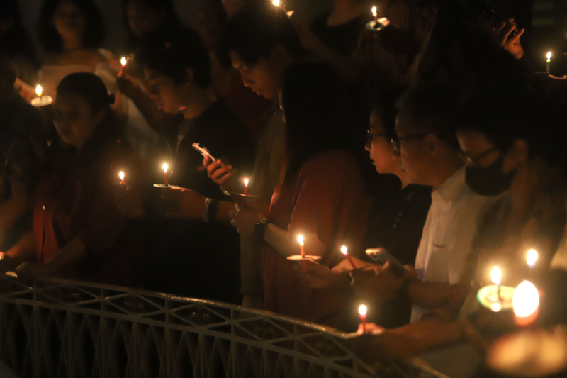 Jemaat GPIB Immanuel sedang melaksanakan ibadah Misa malam Natal dengan khusyuk dan berdoa semoga mendapat berkat di Natal 2024 (Ashar/SinPo.id)