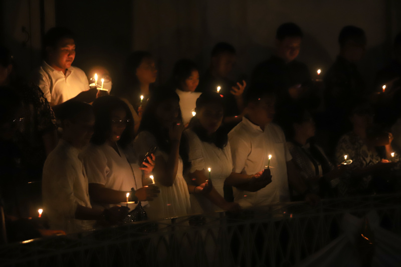 Jemaat GPIB Immanuel sedang melaksanakan ibadah Misa malam Natal dengan khusyuk dan berdoa semoga mendapat berkat di Natal 2024 (Ashar/SinPo.id)