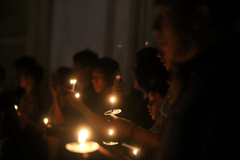 Jemaat GPIB Immanuel sedang melaksanakan ibadah Misa malam Natal dengan khusyuk dan berdoa semoga mendapat berkat di Natal 2024 (Ashar/SinPo.id)