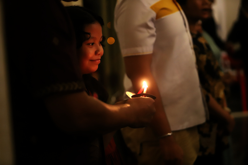 Jemaat GPIB Immanuel sedang melaksanakan ibadah Misa malam Natal dengan khusyuk dan berdoa semoga mendapat berkat di Natal 2024 (Ashar/SinPo.id)