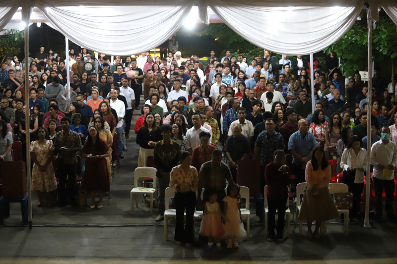 Jemaat GPIB Immanuel sedang melaksanakan ibadah Misa malam Natal dengan khusyuk dan berdoa semoga mendapat berkat di Natal 2024 (Ashar/SinPo.id)